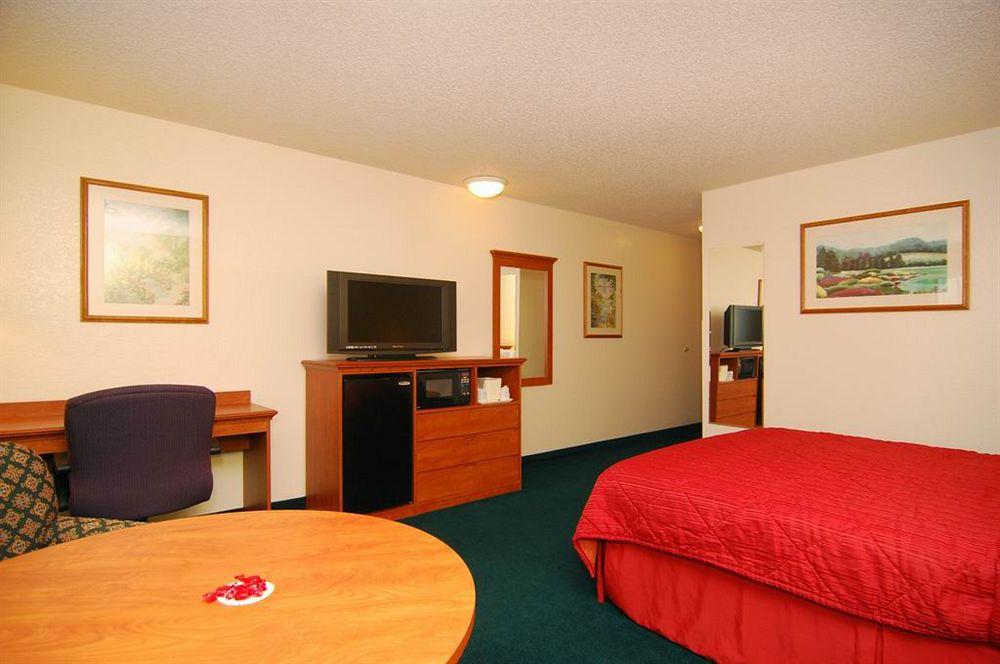 Quality Inn & Suites Medford Airport Eksteriør billede