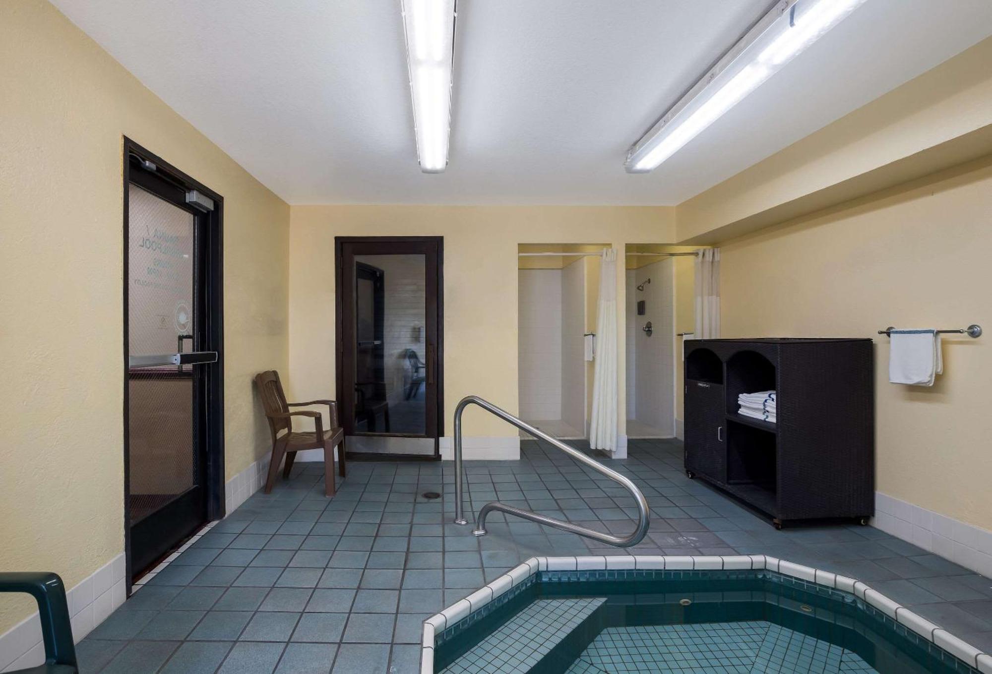 Quality Inn & Suites Medford Airport Eksteriør billede