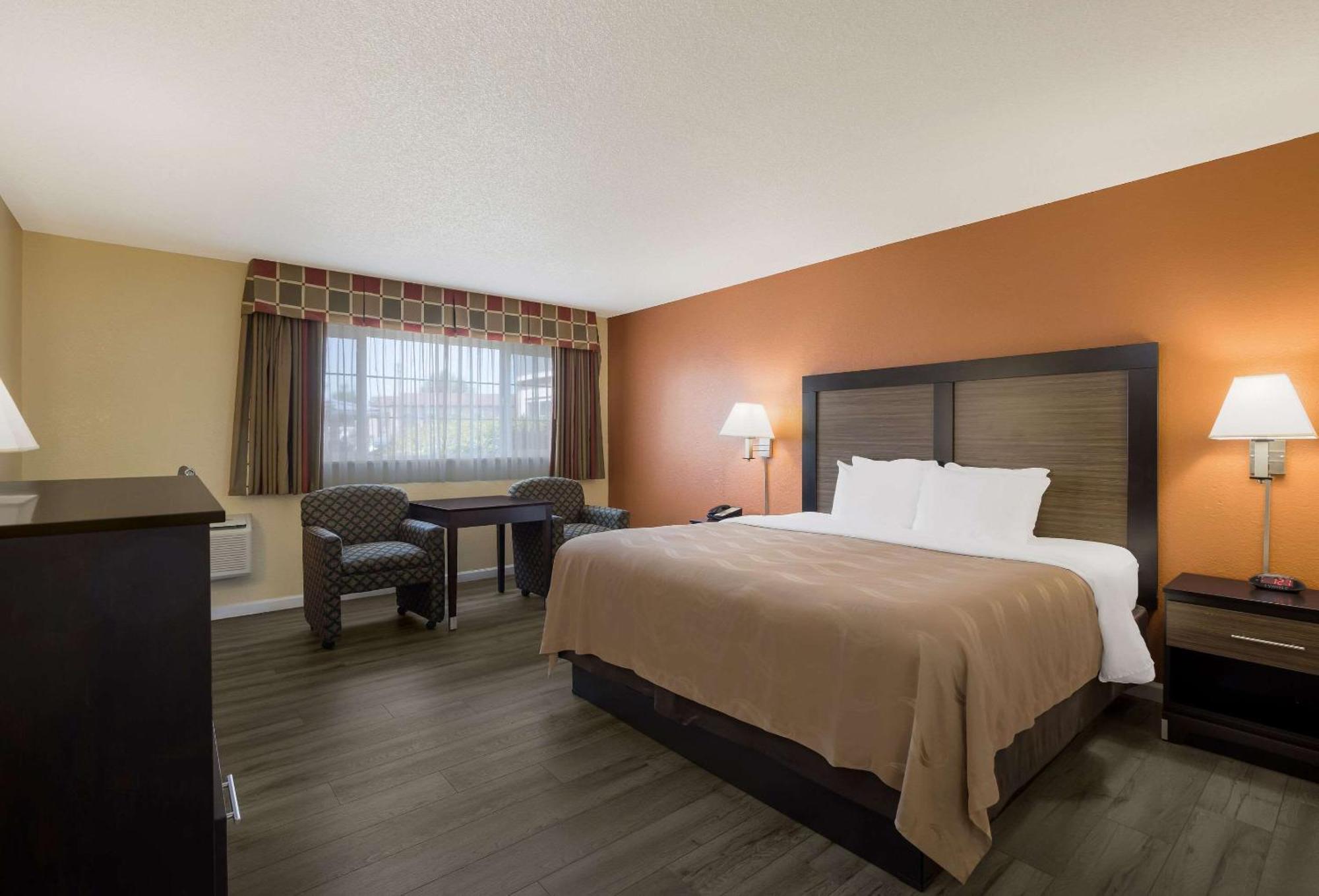 Quality Inn & Suites Medford Airport Eksteriør billede