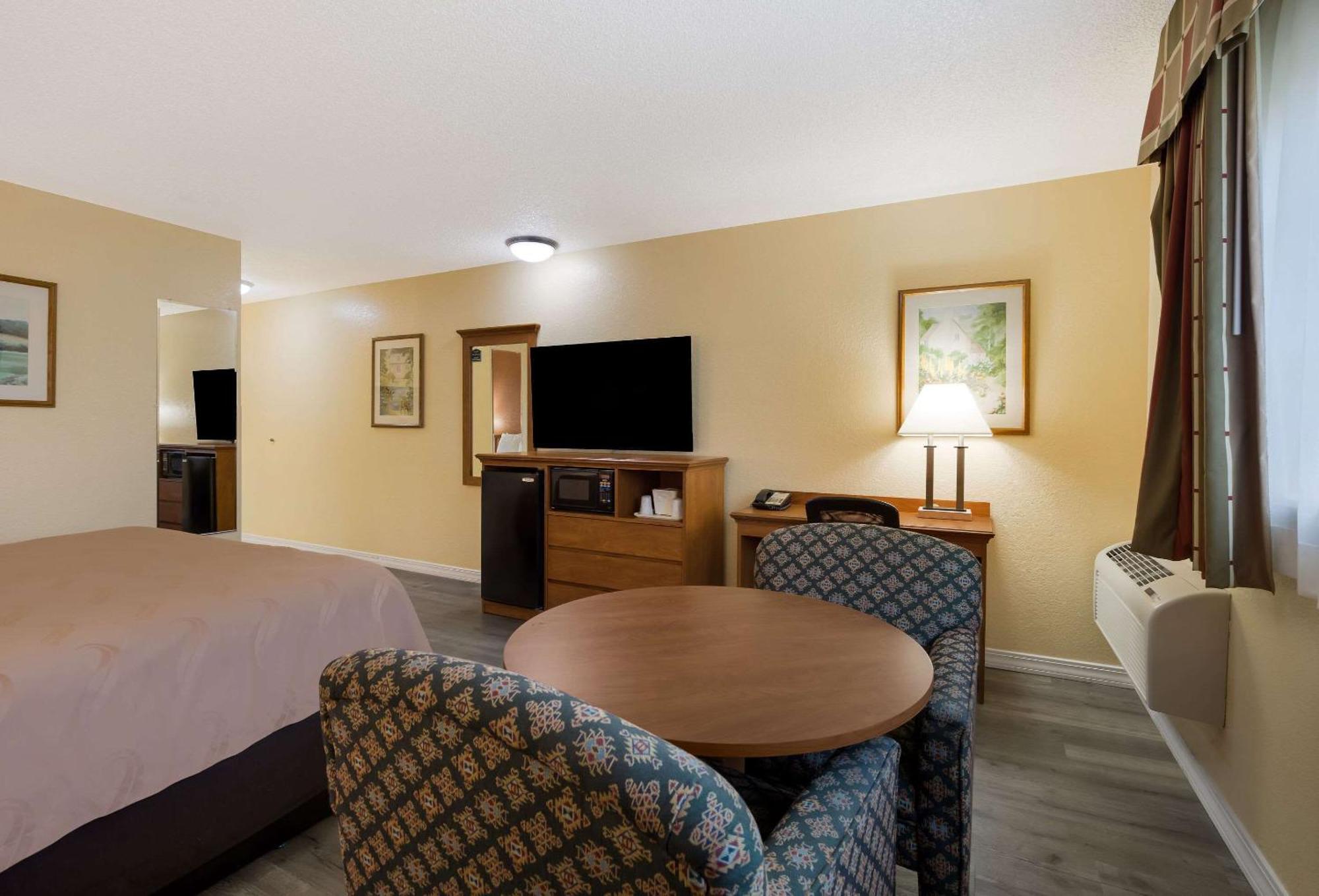 Quality Inn & Suites Medford Airport Eksteriør billede