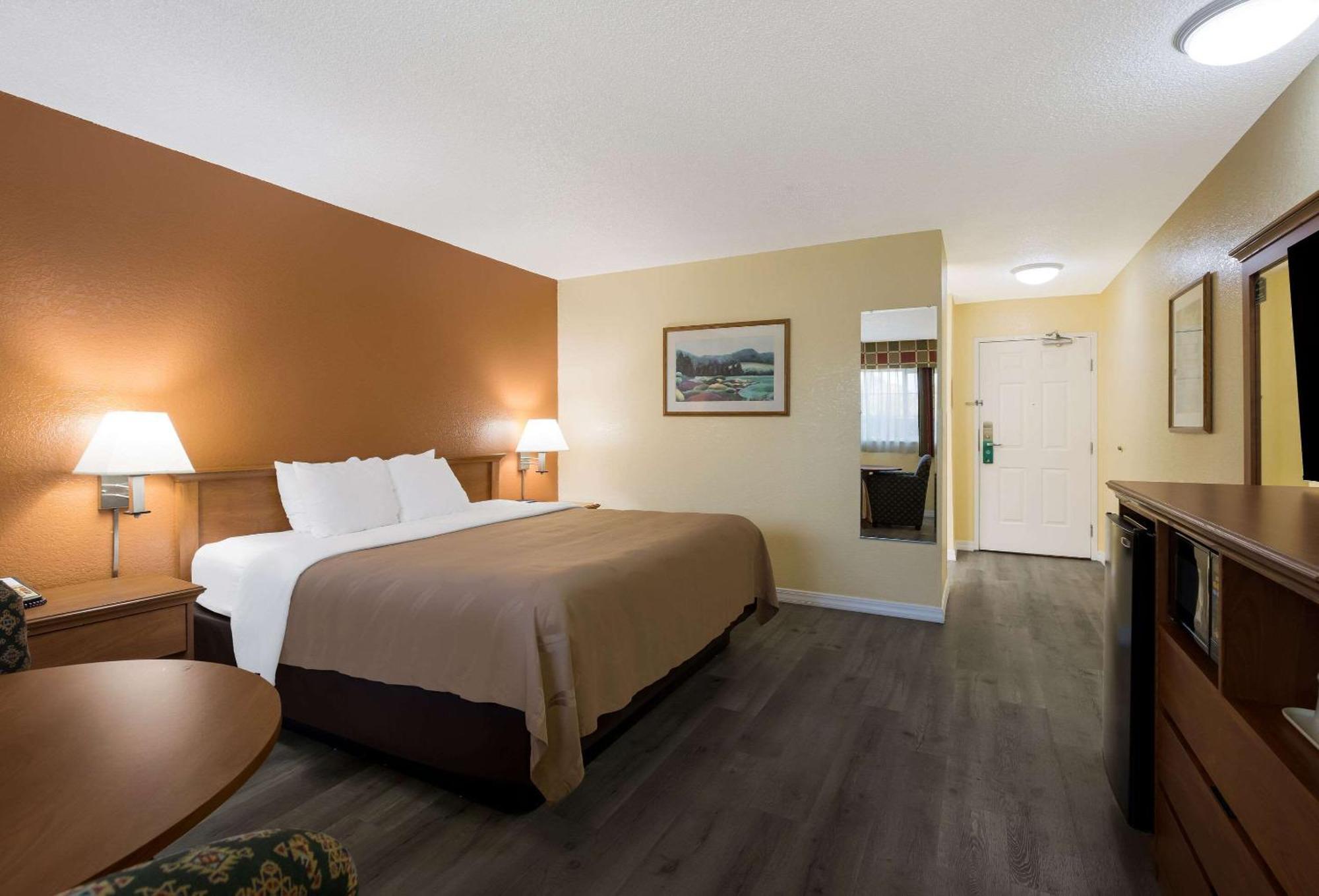 Quality Inn & Suites Medford Airport Eksteriør billede