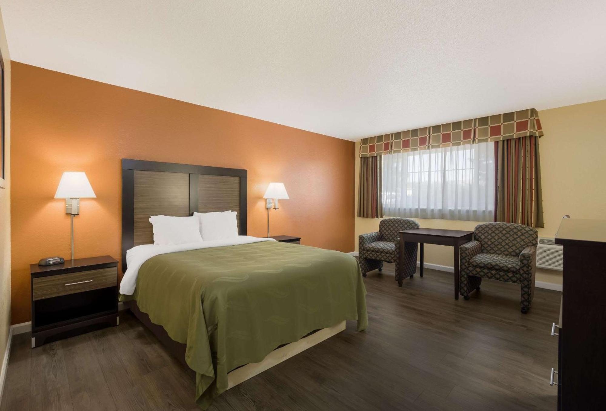 Quality Inn & Suites Medford Airport Eksteriør billede