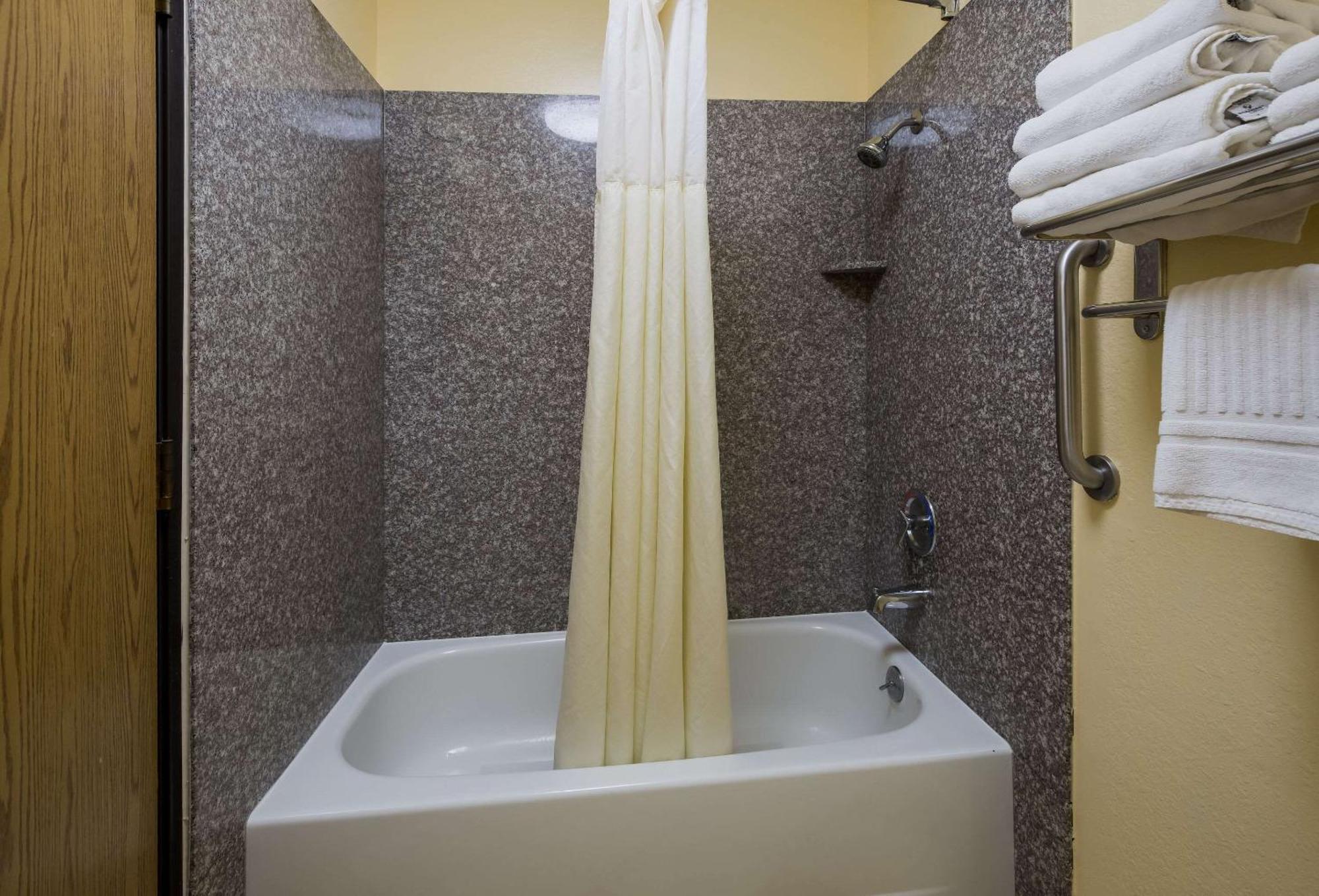 Quality Inn & Suites Medford Airport Eksteriør billede
