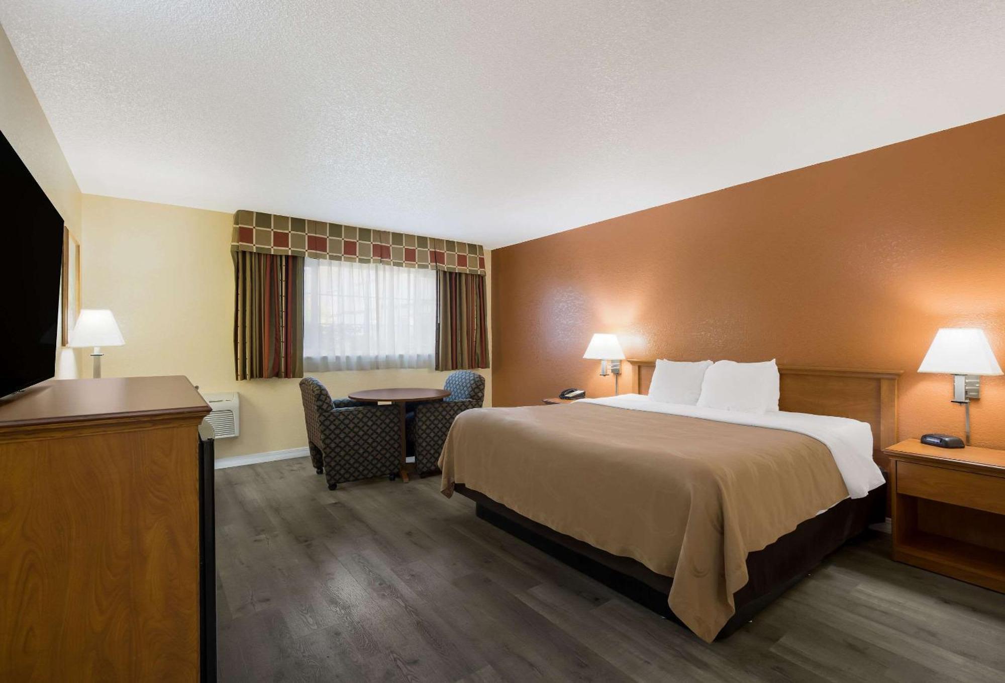 Quality Inn & Suites Medford Airport Eksteriør billede