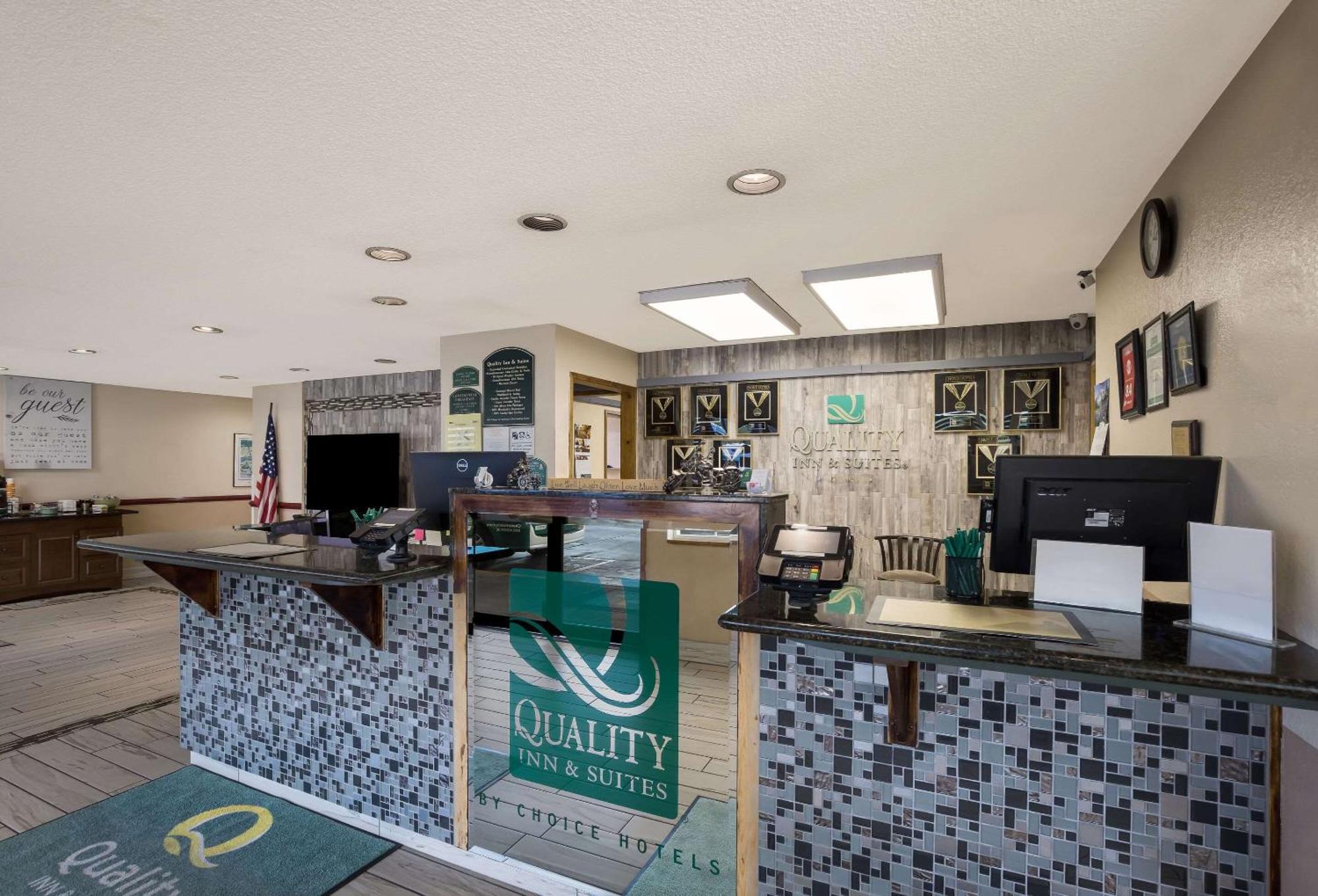 Quality Inn & Suites Medford Airport Eksteriør billede