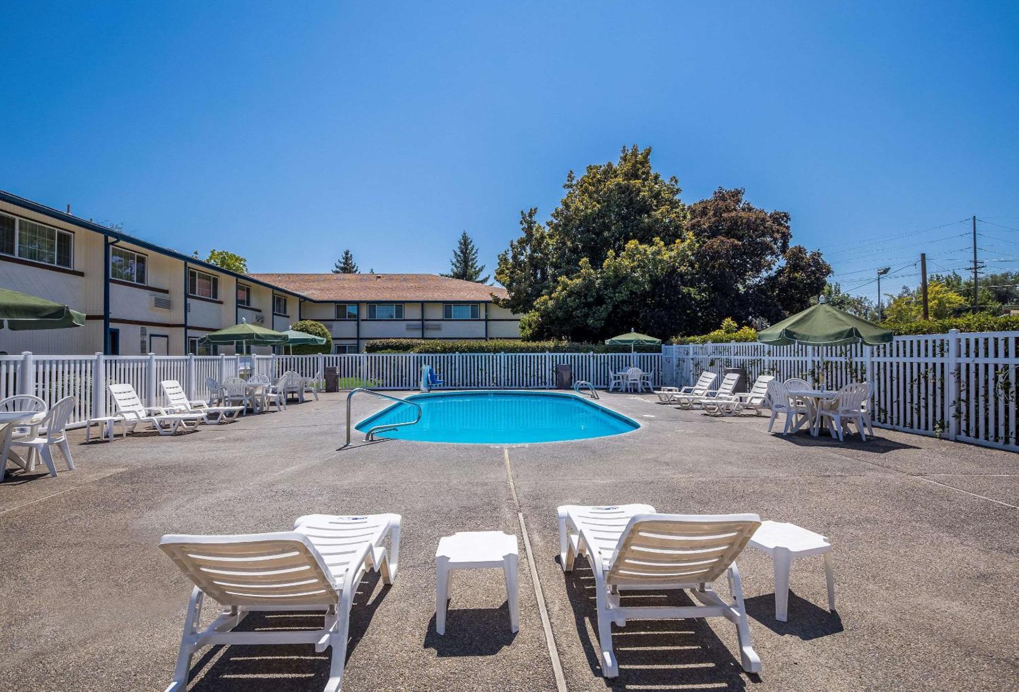Quality Inn & Suites Medford Airport Eksteriør billede