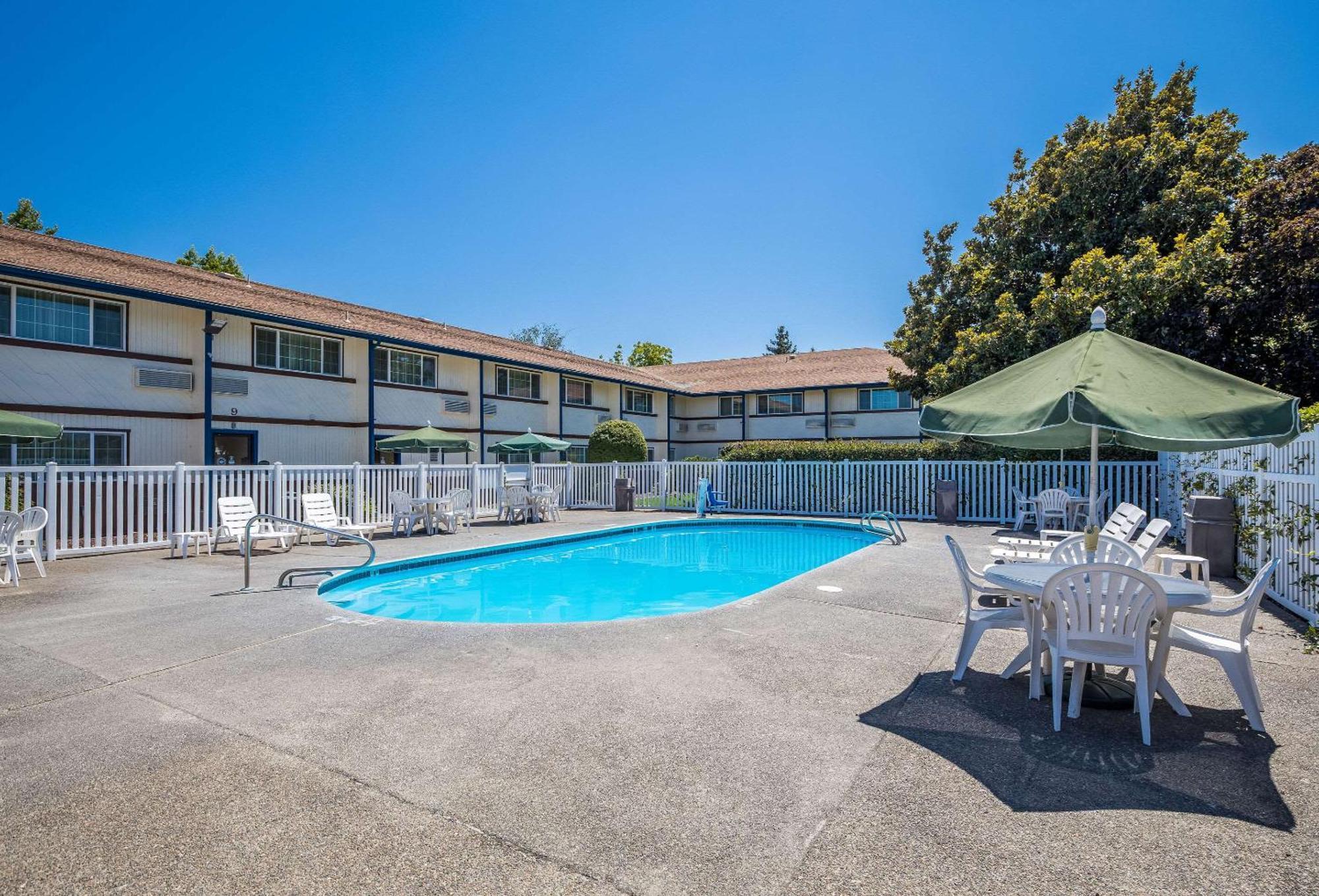 Quality Inn & Suites Medford Airport Eksteriør billede