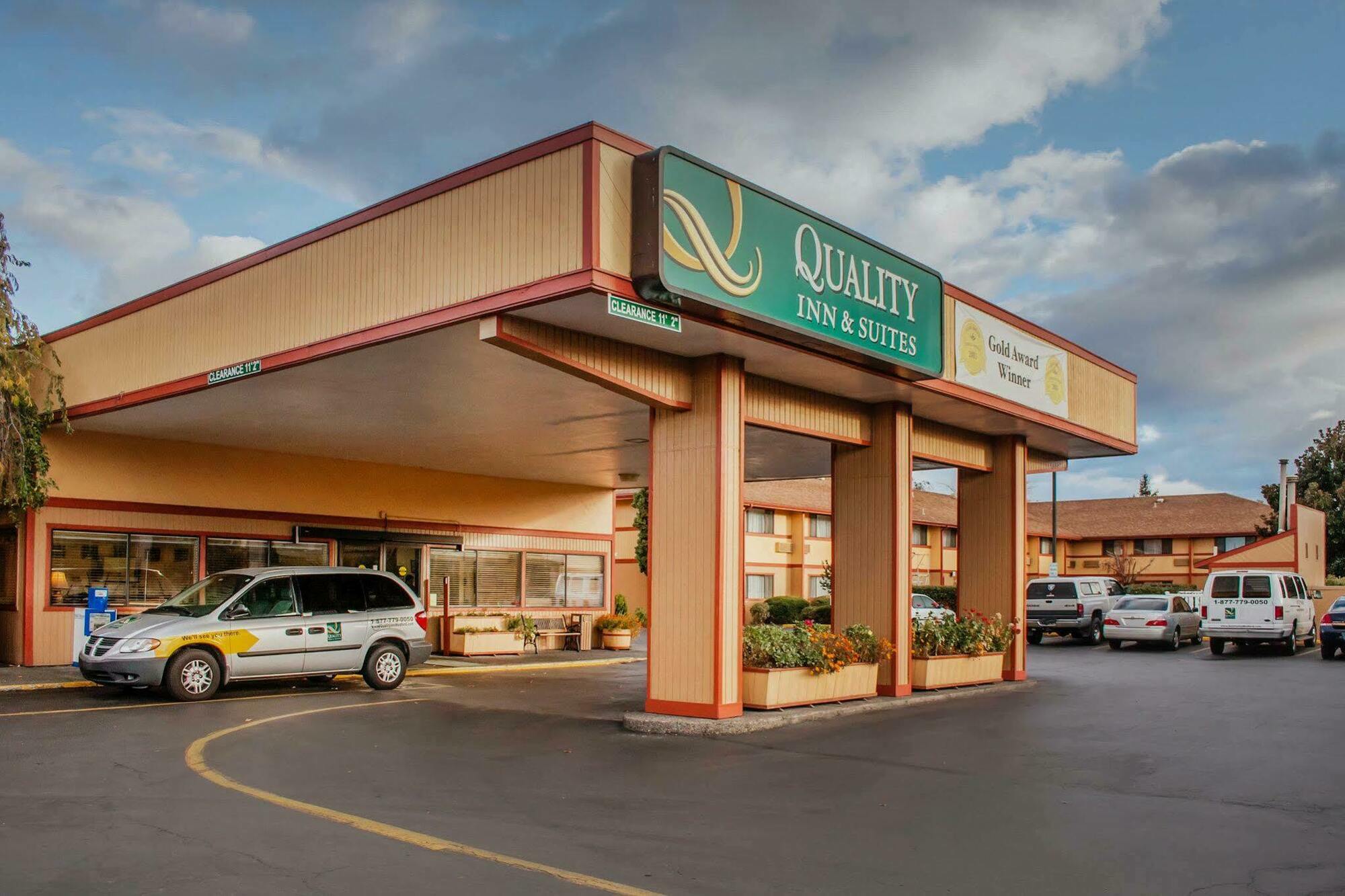 Quality Inn & Suites Medford Airport Eksteriør billede