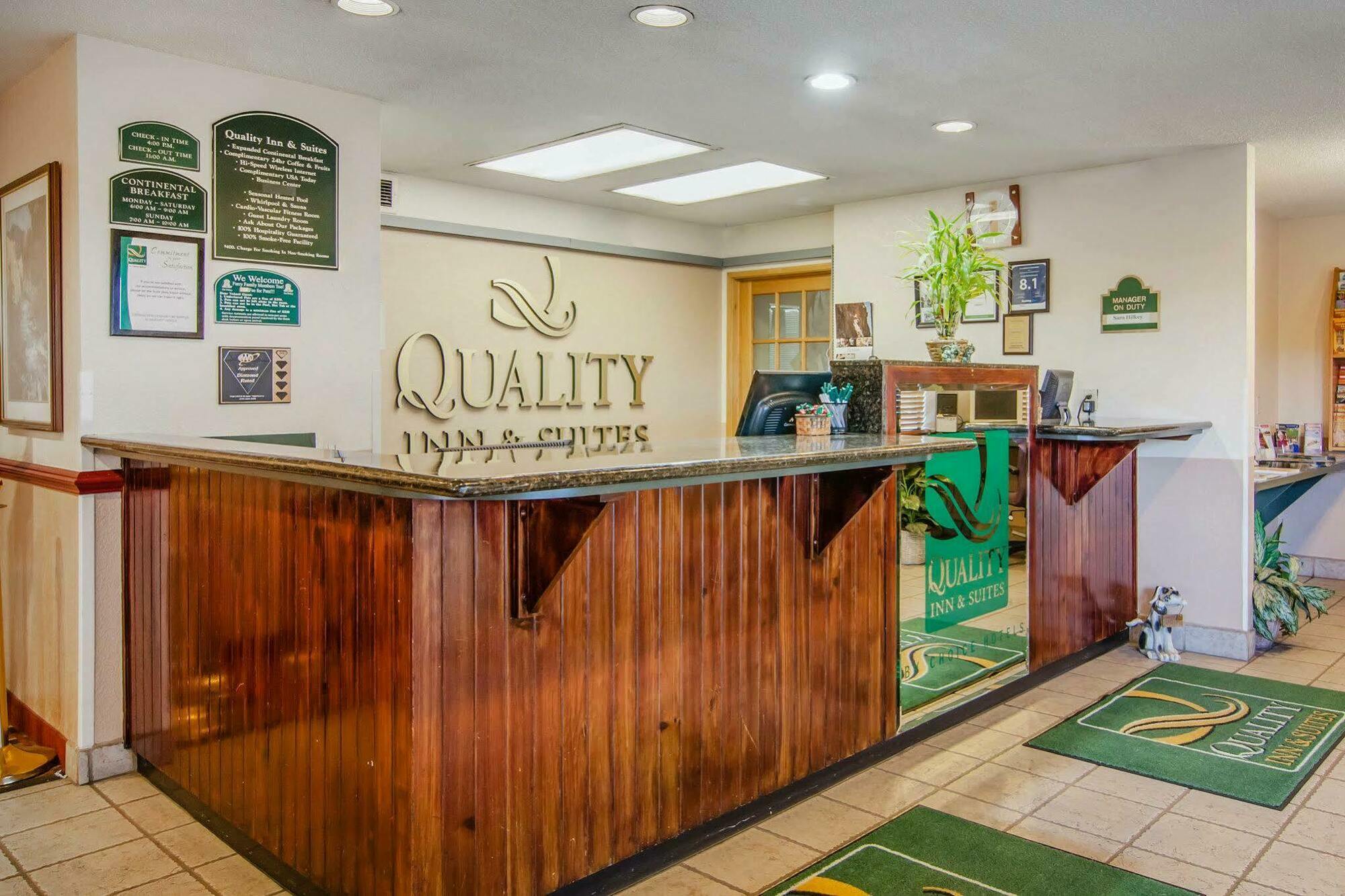 Quality Inn & Suites Medford Airport Eksteriør billede